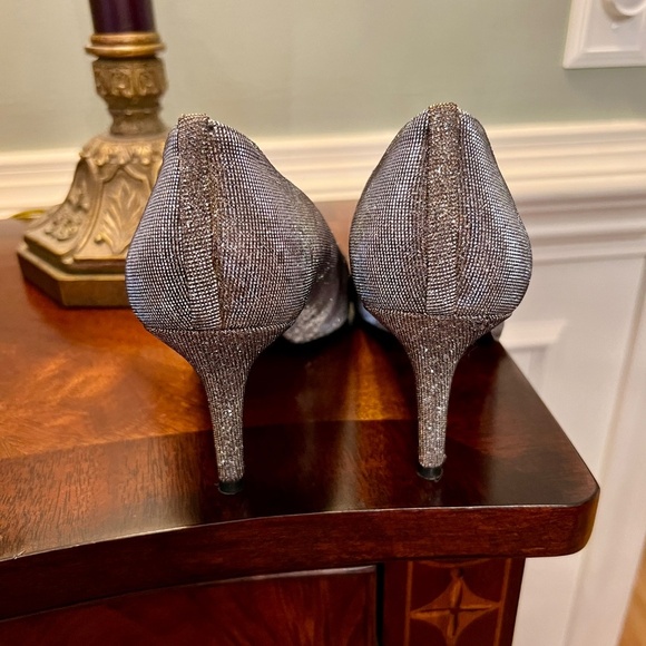 EUC Stuart Weitzman Silver Bronze Pyrite Nocturn Bowover Open Toe Pump Heels 9 M - Picture 5 of 6